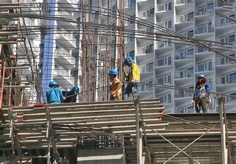 Davao workers get pay hike .